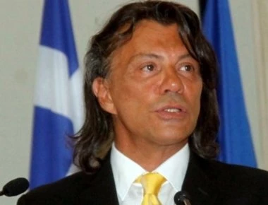 Ο Η. Ψινάκης κάνει ξενάγηση του Μαραθώνα με ελικόπτερο σε Ευρωπαίους αξιωματούχους (βίντεο)